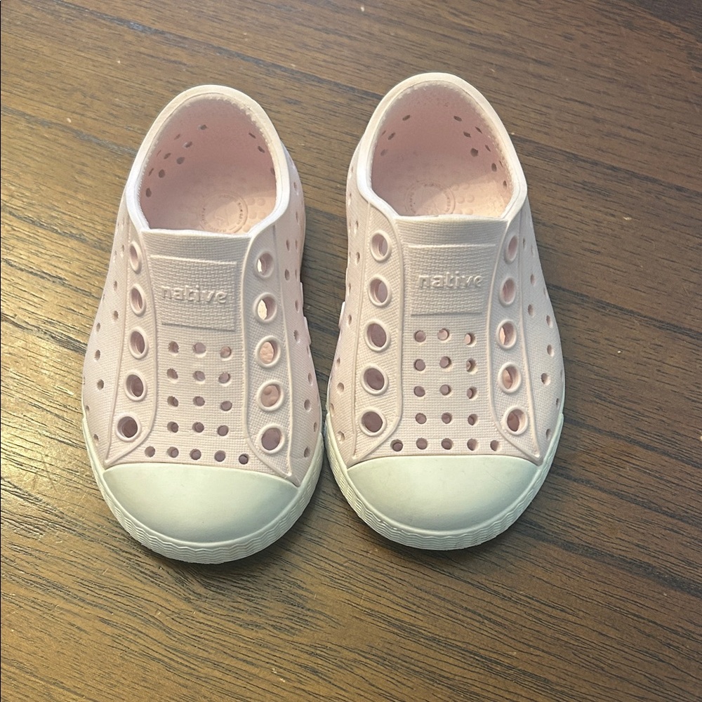 Native Kids Water Shoes - Light Pink and White